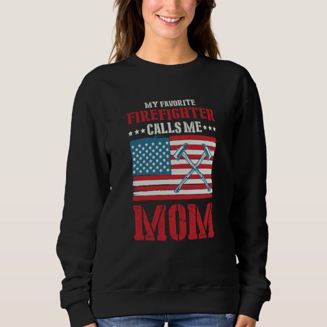 My Favorite Firefighter Calls Me Mom Fireman Desig T Shirt (Framsida)