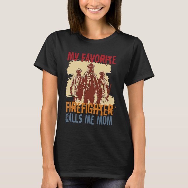 My Favorite Firefighter Calls Me Mom Fireman Desig T Shirt (Framsida)