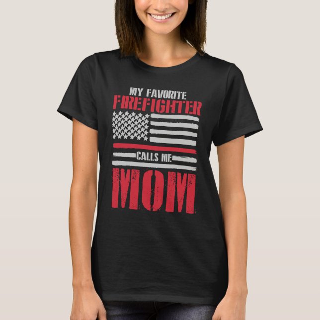 My Favorite Firefighter Calls Me Mom Fireman Desig T Shirt (Framsida)