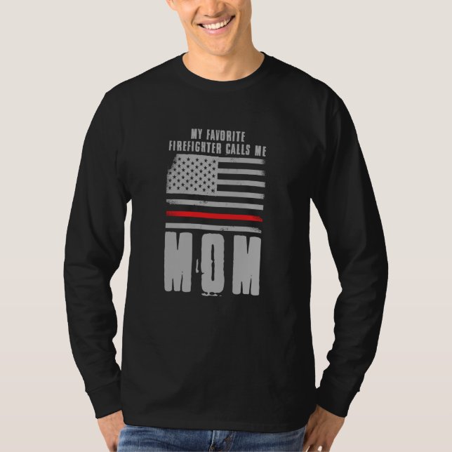 My Favorite Firefighter Calls Me Mom Fireman Desig T Shirt (Framsida)