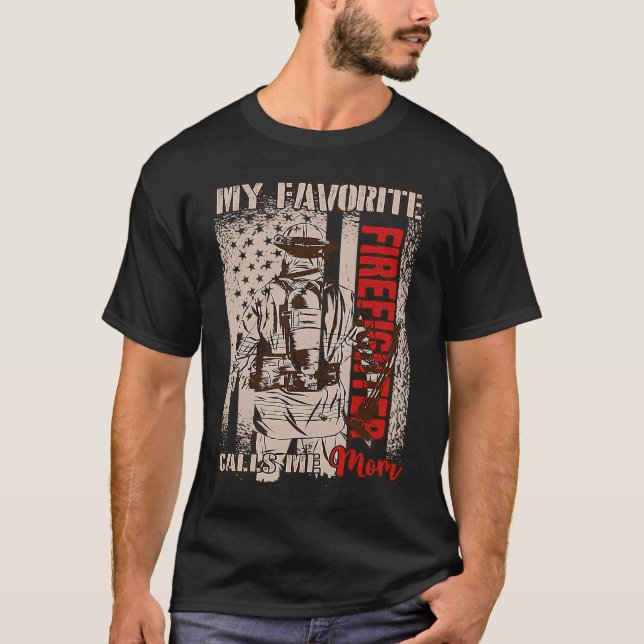 My Favorite Firefighter Calls Me Mom Fireman Desig T Shirt (Framsida)