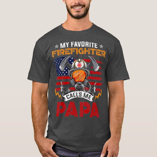 My Favorite Firefighter Calls Me Papa Fathers T Shirt (Framsida)