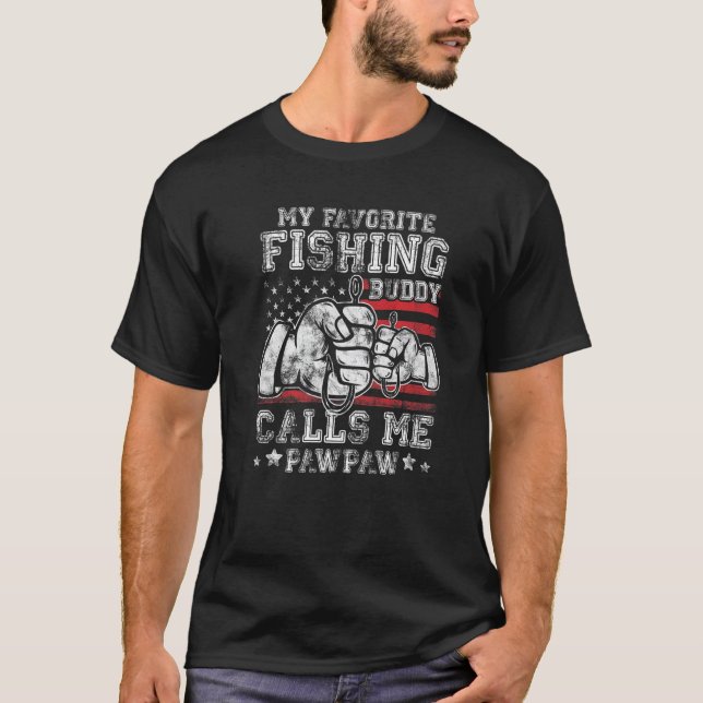 My Favorite Fishing Buddy Call Me PawPaw US Flag P T Shirt (Framsida)