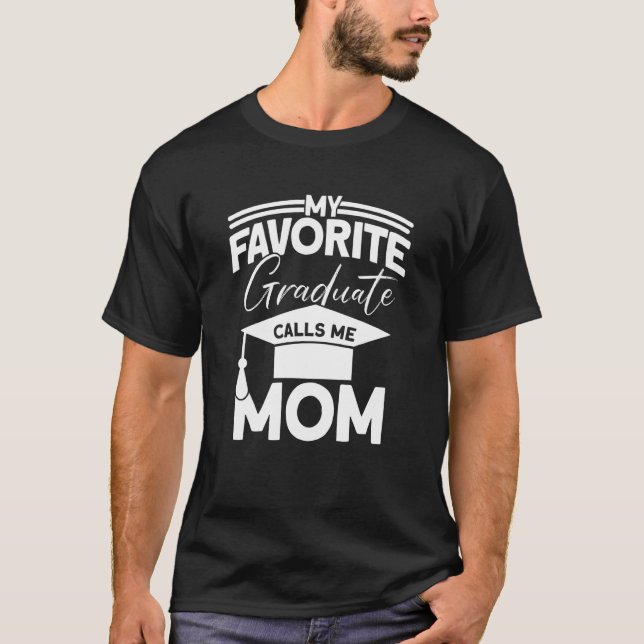 My Favorite Graduate Calls Me Mom Graduate Graduat T Shirt (Framsida)