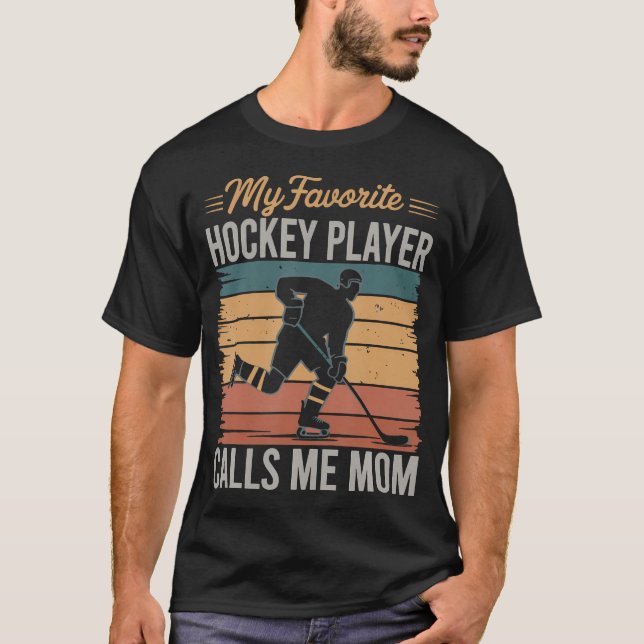 My Favorite Hockey Player Calls Me Mom Retro Vinta T Shirt (Framsida)