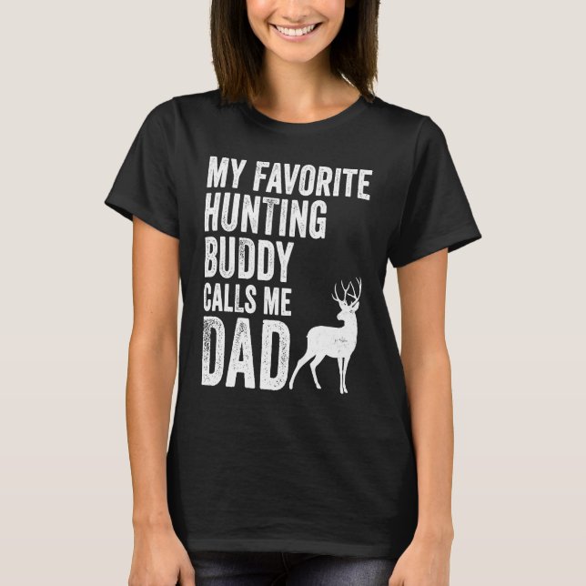 My Favorite Hunting Buddy Calls Me Dad Deer Hunter T Shirt (Framsida)