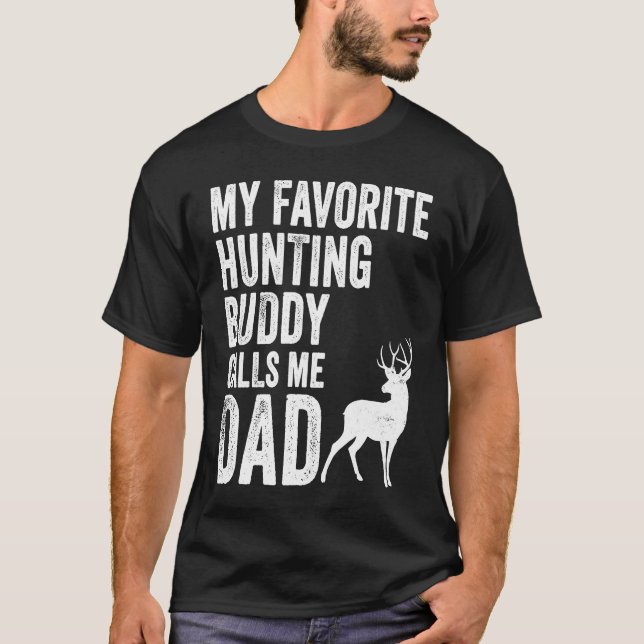 My Favorite Hunting Buddy Calls Me Dad Deer Hunter T Shirt (Framsida)