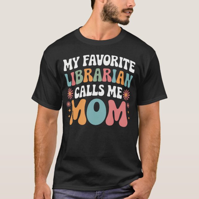 My Favorite Librarian Calls Me Mom Funny Groovy Mo T Shirt (Framsida)
