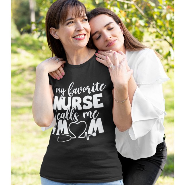 My Favorite Nurse calls me Mom Funny Nurse T Shirt (Skapare uppladdad)
