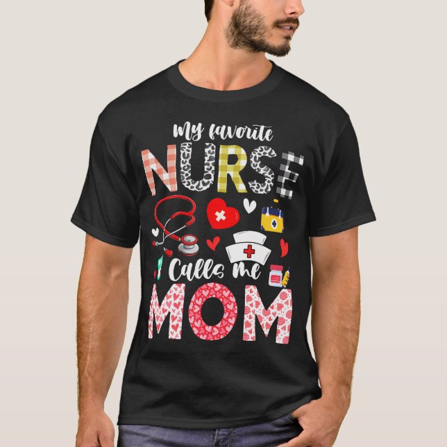 My Favorite Nurse Calls Me Mom Nursing Daughter So T Shirt (Framsida)