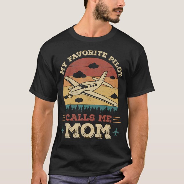 My Favorite Pilot Calls Me Mom Funny Future Pilot  T Shirt (Framsida)