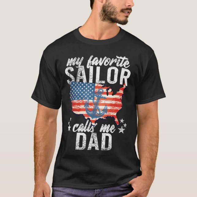My Favorite Sailor Calls Me Dad Sailing Usa Flag A T Shirt (Framsida)