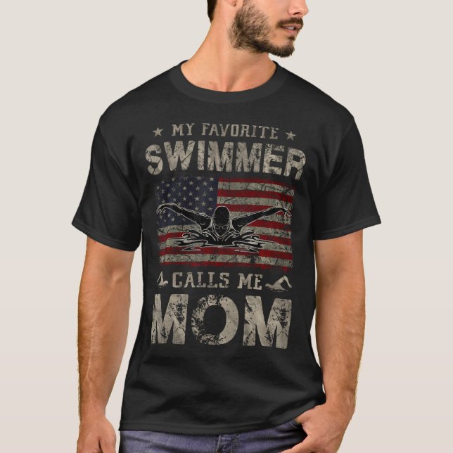 My Favorite Swimmer Calls Me Mom Mothers Day T Shirt (Framsida)