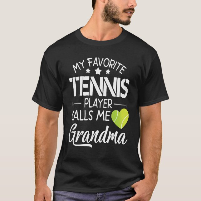 My Favorite Tennis Player Calls Me Grandma Happy F T Shirt (Framsida)