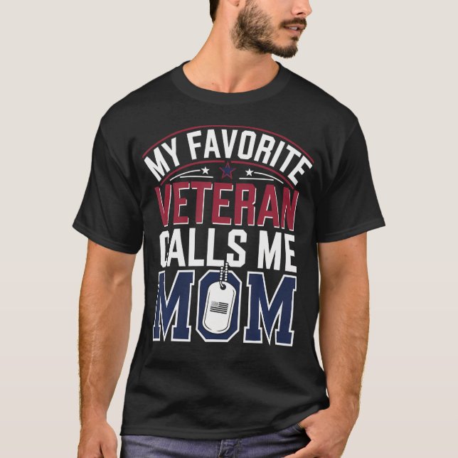 My Favorite Veteran Calls Me Mom Military Daughter T Shirt (Framsida)