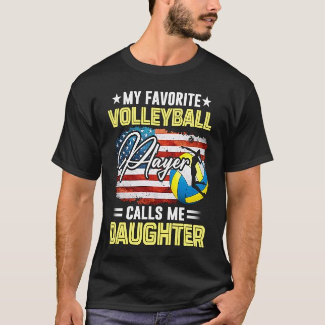 My Favorite Volleyball Player Calls Me Daughter US T Shirt (Framsida)