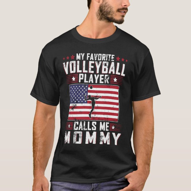 My Favorite Volleyball Player Calls Me Mommy Mothe T Shirt (Framsida)