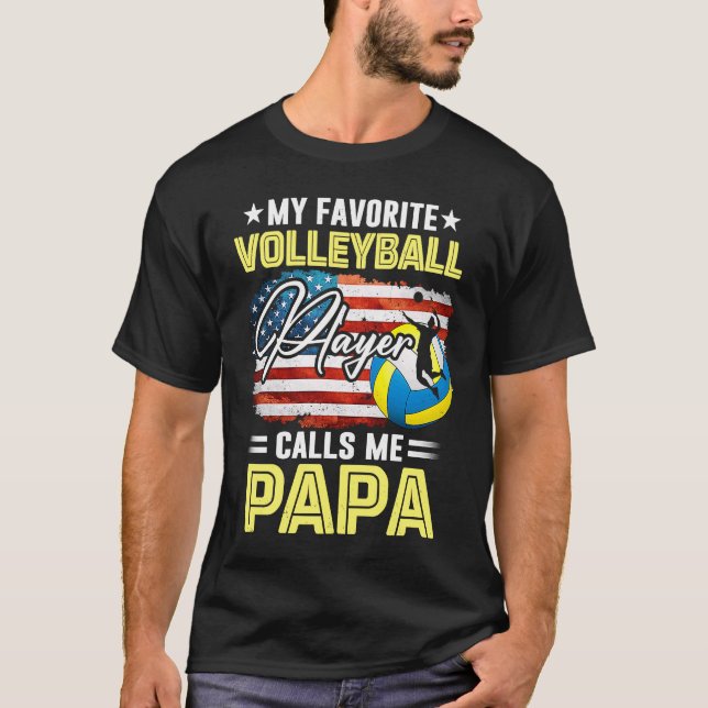 My Favorite Volleyball Player Calls Me Papa Americ T Shirt (Framsida)