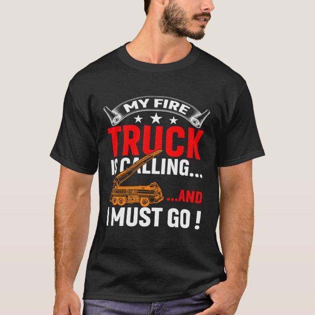 My Firetruck Is Calling And I Must Go Fire Trucker T Shirt (Framsida)