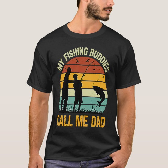 My Fishing Buddies Call Me Dad  Great Fathers Day  T Shirt (Framsida)