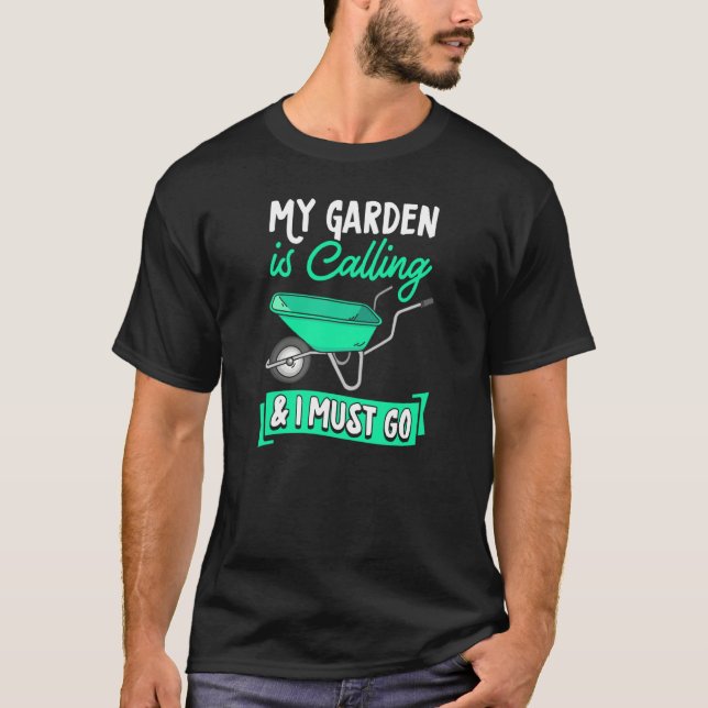 My Garden Is Calling And I Must Go T Shirt (Framsida)