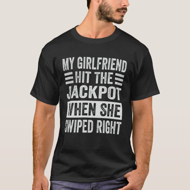 My Girlfriend Hit The Jackpot When She Swiped Righ T Shirt (Framsida)