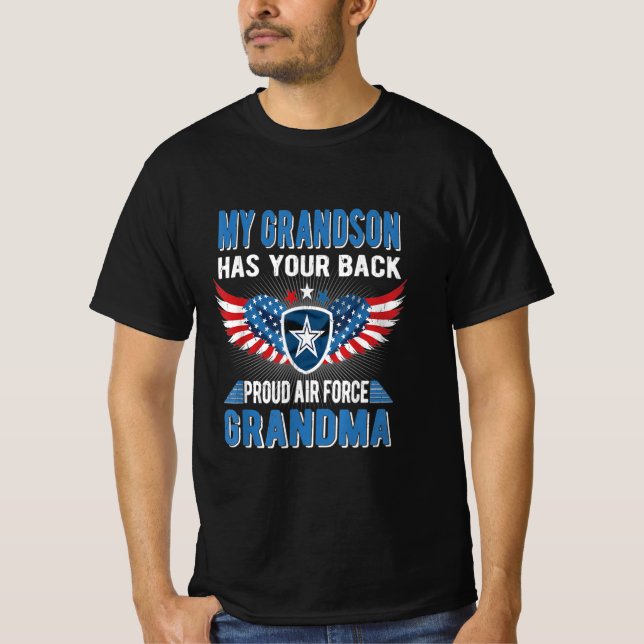 My grandson has your back proud air grandma gift t shirt (Framsida)