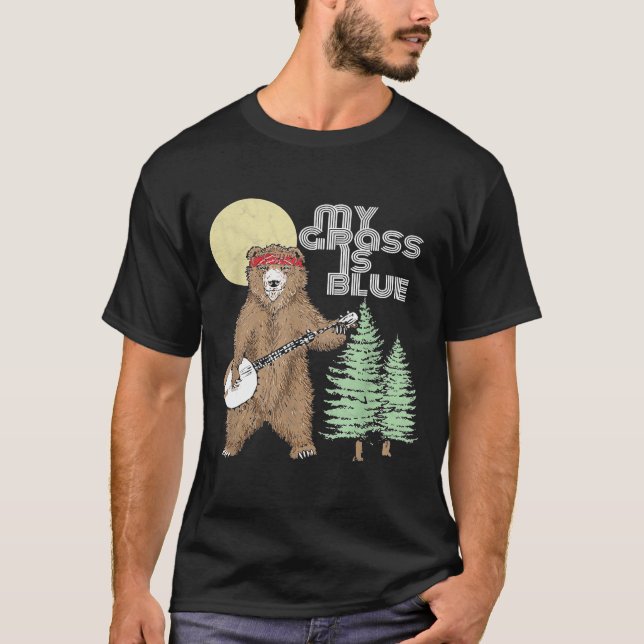 My Grass Is Blue Banjo Bear   Hippie Grizzly2 T Shirt (Framsida)