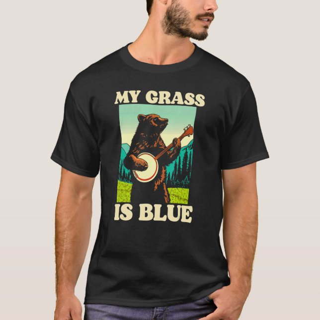 My Grass Is Blue Banjo Bear Retro Nature Graphic T Shirt (Framsida)