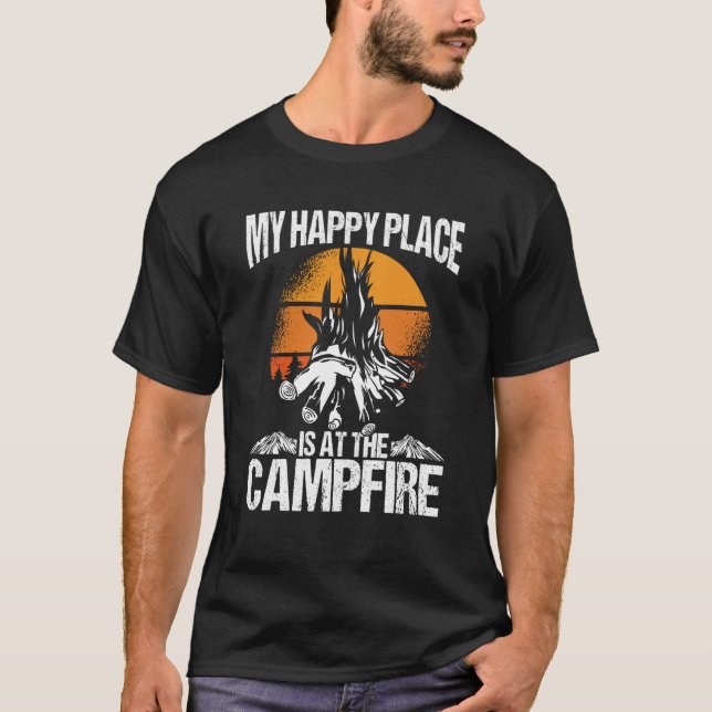 My Happy Place Is A The Campfire Camping T Shirt (Framsida)
