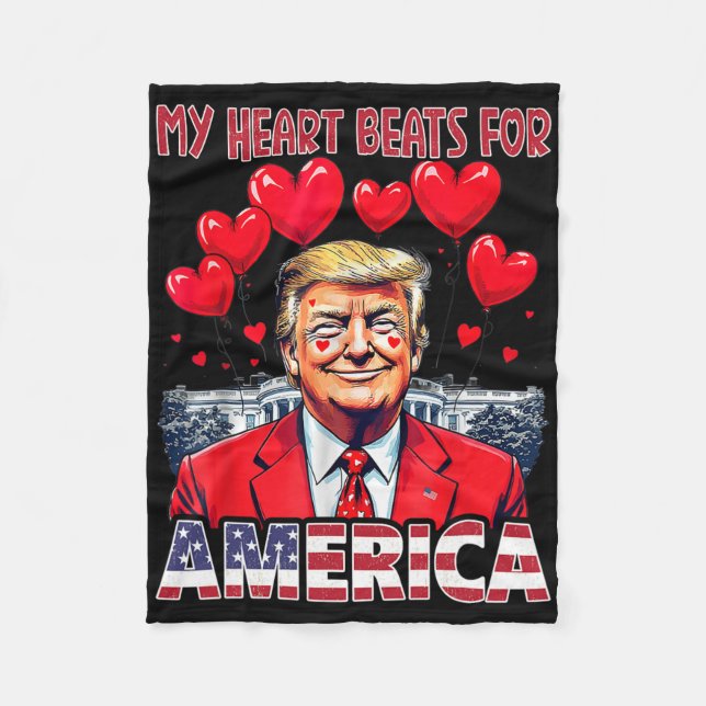 My Heart Beats For America Trump Valentine's Day U Fleecefilt (Framsidan)