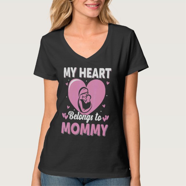My Heart Belongs to Mommy Womens T Shirt (Framsida)