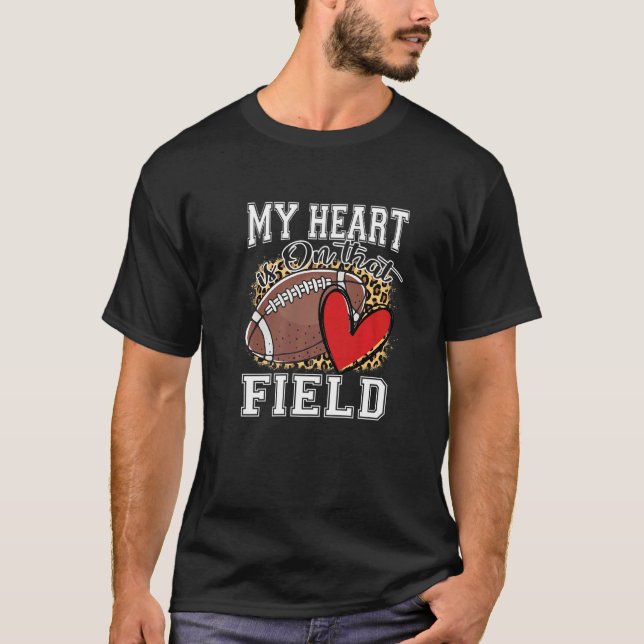 My Heart is on That Field Football Mom Leopard Mot T Shirt (Framsida)