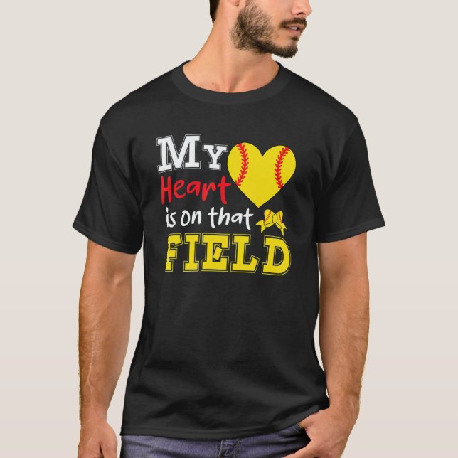My Heart is on that Field Softball  Softball Mom T Shirt (Framsida)