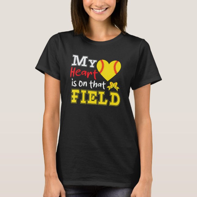 My Heart is on that Field Softball  Softball Mom T Shirt (Framsida)
