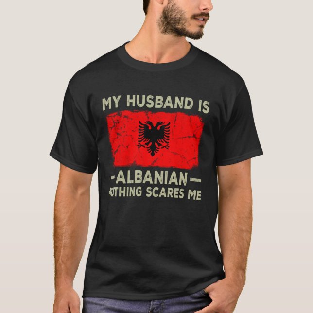 My Husband is Albanian Nothing Scares Me Wife T Shirt (Framsida)