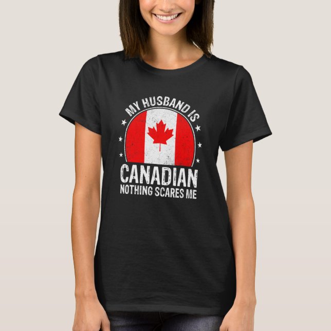 My Husband Is Canadian Nothing Scares Me Canadian  T Shirt (Framsida)