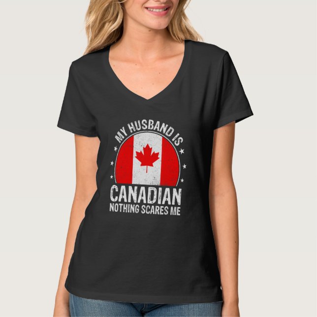My Husband Is Canadian Nothing Scares Me Canadian  T Shirt (Framsida)