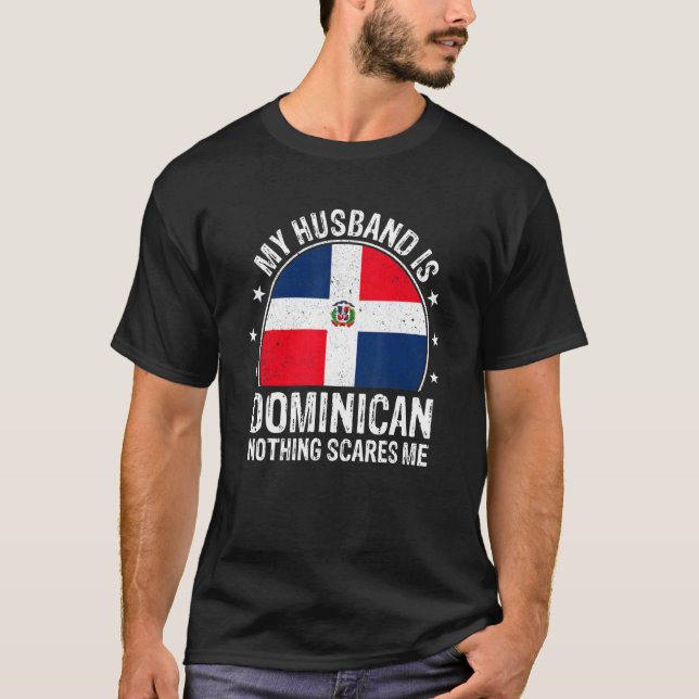 My Husband Is Dominican Nothing Scares Me Dominica T Shirt (Framsida)