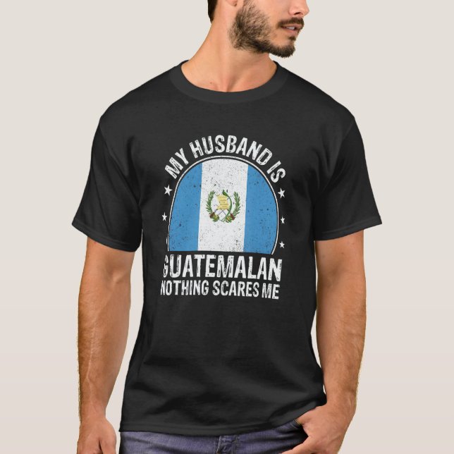 My Husband Is Guatemalan Nothing Scares Me Guatema T Shirt (Framsida)