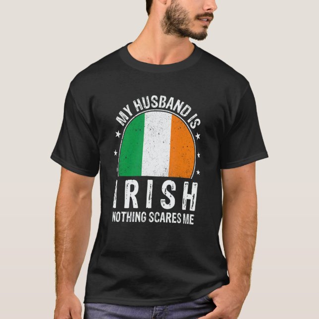 My Husband Is Irish Nothing Scares Me Irish Husban T Shirt (Framsida)