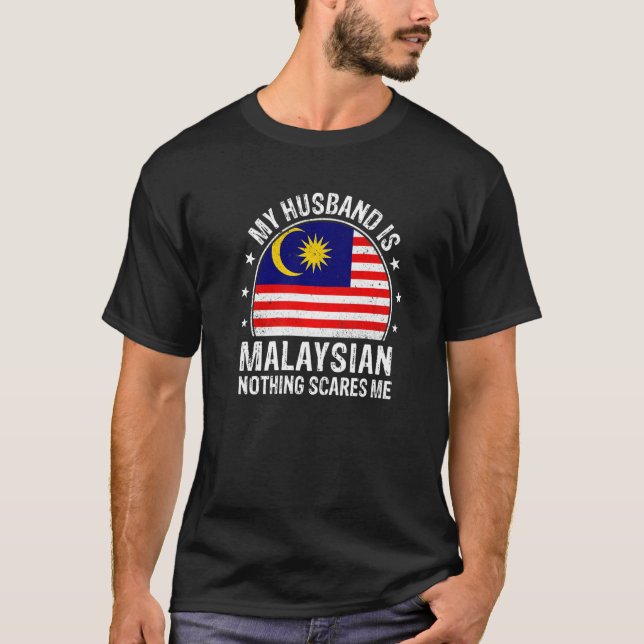 My Husband Is Malaysian Nothing Scares Me Malaysia T Shirt (Framsida)