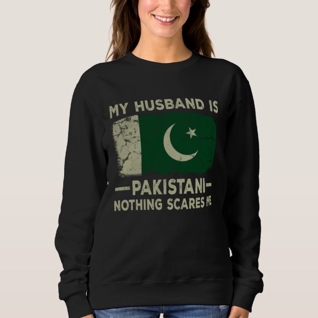 My Husband is Pakistani Nothing Scares Me Wife T Shirt (Framsida)