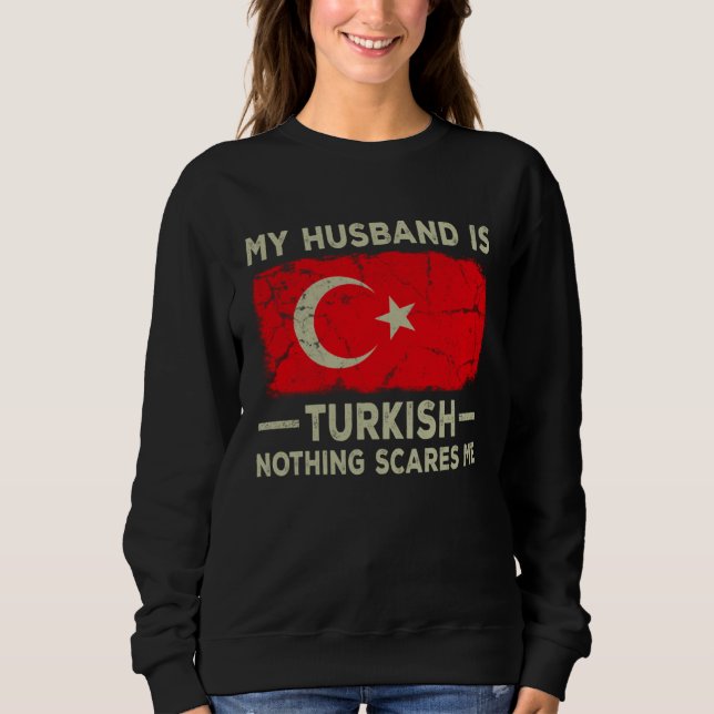 My Husband is Turkish Nothing Scares Me Wife T Shirt (Framsida)
