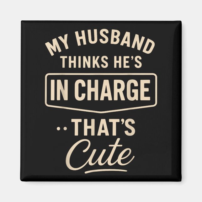 My Husband Thinks He’s In Charge Funny Saying Humo Magnet (Framsidan)