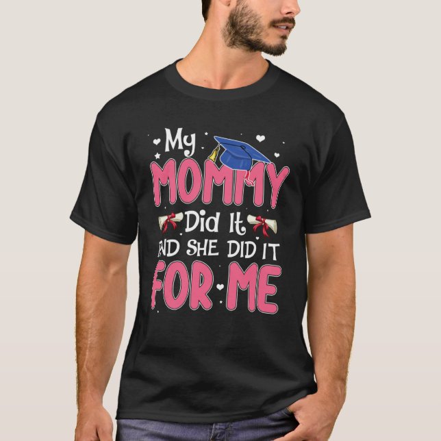 My Mommy Did It And She Did It Graduation Mom Prou T Shirt (Framsida)