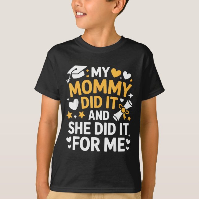 My Mommy Did It Graduation Graduated Mom Proud Chi T Shirt (Framsida)