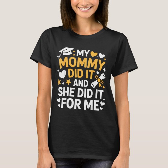 My Mommy Did It Graduation Graduated Mom Proud Chi T Shirt (Framsida)