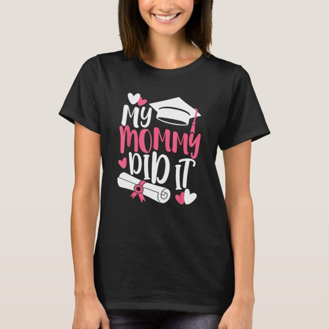 My Mommy Did It Graduation Graduated Mom Proud Chi T Shirt (Framsida)