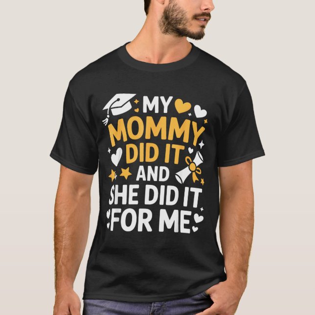 My Mommy Did It Graduation Graduated Mom Proud Chi T Shirt (Framsida)